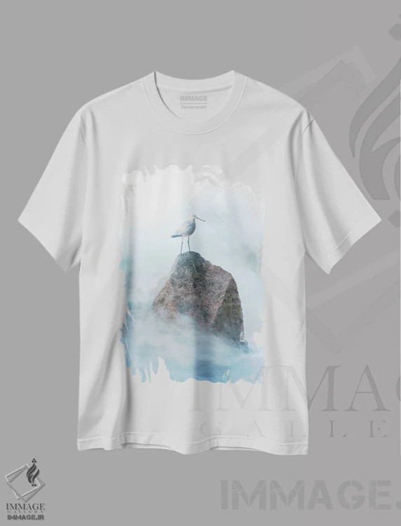 تیشرت سفید طرح دار پرنده سندپایپر روی سنگ، مدیوم اثر نیک ریو | فروشگاه ایماژ