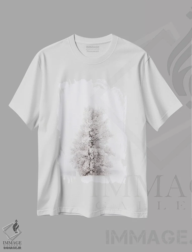 تیشرت سفید طرح دار درخت برفی در زمستان، مدیوم اثر نیک ریو | immage.ir