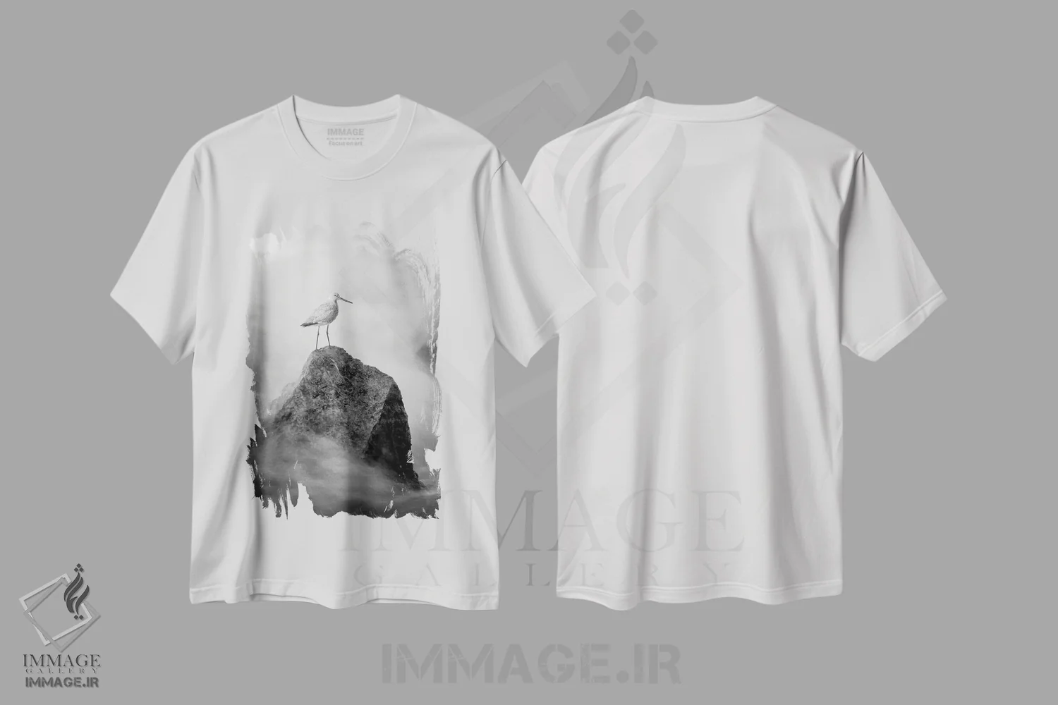 تیشرت سفید طرح دار اثر هنری سندپایپر روی سنگ، مدیوم اثر نیک ریو | immage.ir