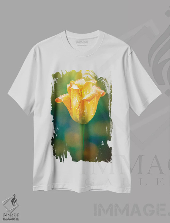 تیشرت سفید طرح دار قطرات آب روی گل لاله درخشان، عکاسی ماکرو اثر نیک ریو | فروشگاه ایماژ