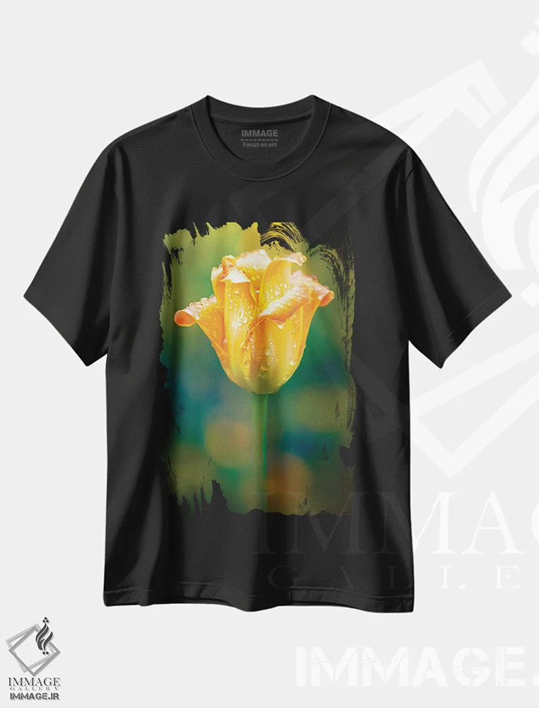 تیشرت مشکی طرح دار قطرات آب روی گل لاله درخشان، عکاسی ماکرو اثر نیک ریو | immage.ir