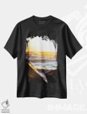 تیشرت مشکی طرح دار نور خورشید درخشان از میان صخره ها بر فراز دریاچه ۲، مدیوم اثر نیک ریو | immage.ir