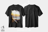 تیشرت مشکی طرح دار نور خورشید درخشان از میان صخره ها بر فراز دریاچه ۲، مدیوم اثر نیک ریو | immage.ir
