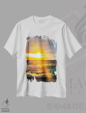 تیشرت سفید طرح دار طلوع خورشید بر فراز اقیانوس ۳، مدیوم اثر نیک ریو | فروشگاه ایماژ