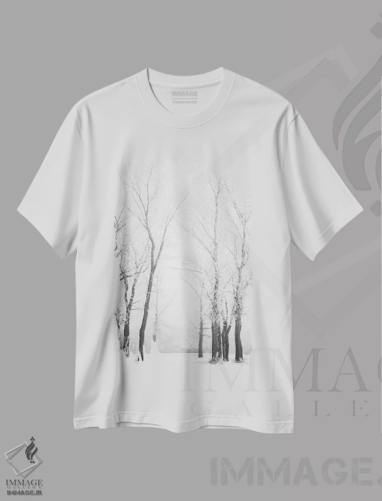 تیشرت سفید طرح دار مسیر میان درختان یخ زده، دکور تعطیلات اثر نیک ریو | immage.ir