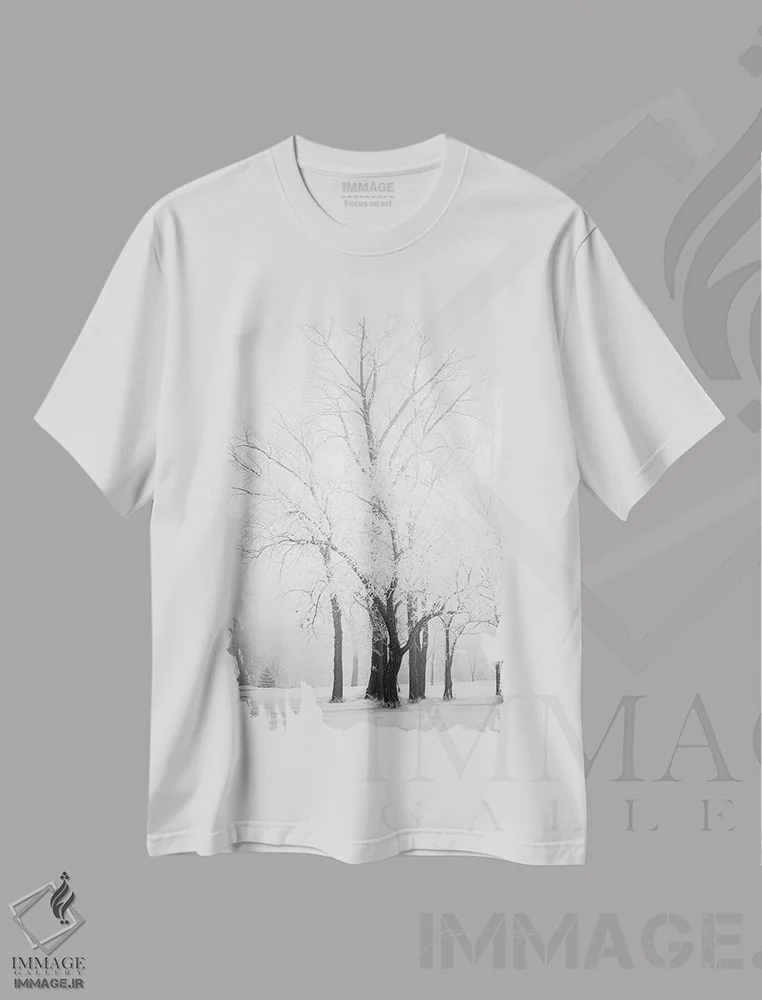 تیشرت سفید طرح دار درختان یخ زده، دکور تعطیلات اثر نیک ریو | immage.ir