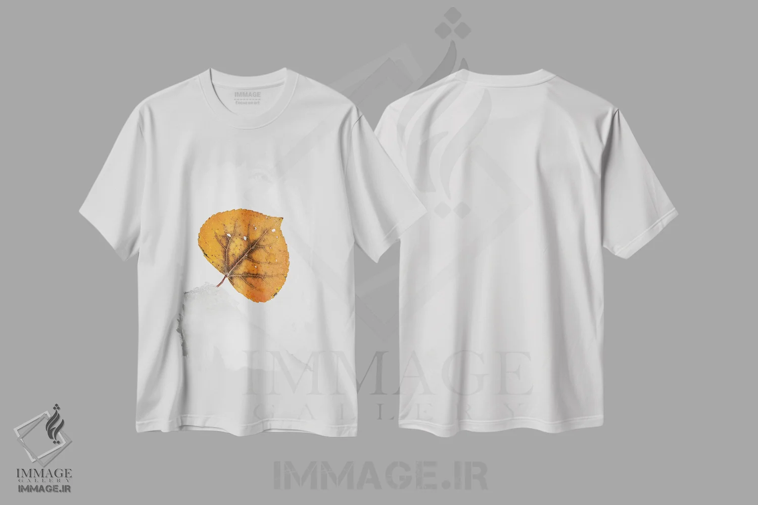 تیشرت سفید طرح دار برگ نارنجی روی تپه برفی، عکاسی ماکرو اثر نیک ریو | immage.ir