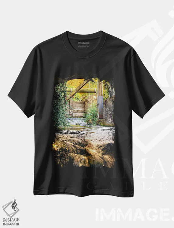 تیشرت مشکی طرح دار رودخانه آبشار کوچک زیر پل، مدیوم اثر نیک ریو | immage.ir