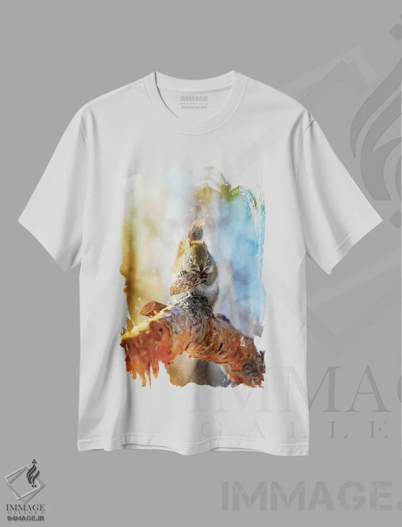 تیشرت سفید طرح دار سنجاب طلایی در نور خورشید صبحگاهی، مدیوم اثر نیک ریو | فروشگاه ایماژ