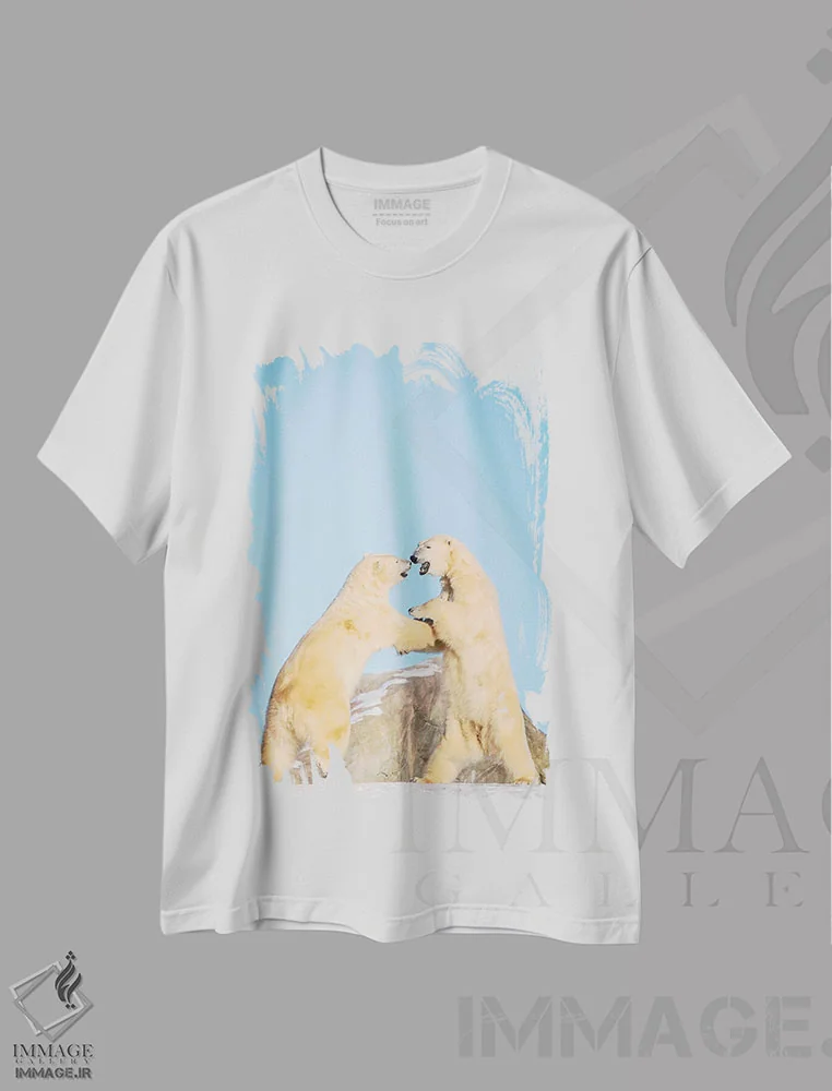 تیشرت سفید طرح دار خرس های قطبی در حال بازی روی تپه، مدیوم اثر نیک ریو | immage.ir