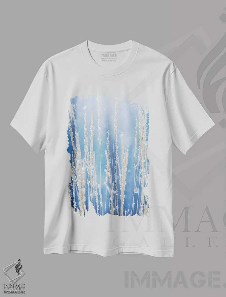 تیشرت سفید طرح دار علف بلند در نور حماسی صبح، مدیوم اثر نیک ریو | immage.ir