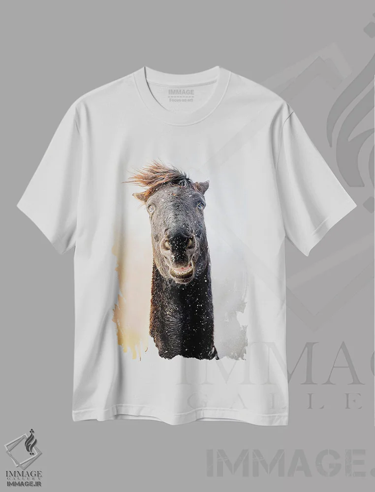 تیشرت سفید طرح دار اسب دیوانه، مدیوم اثر نیک ریو | فروشگاه ایماژ
