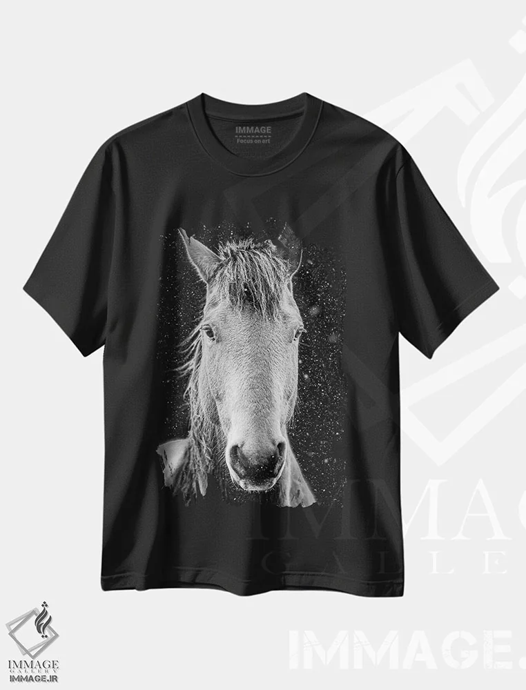تیشرت مشکی طرح دار پرترهٔ اسبچهٔ تنها، عکاسی سیاه و سفید اثر نیک ریو | فروشگاه ایماژ