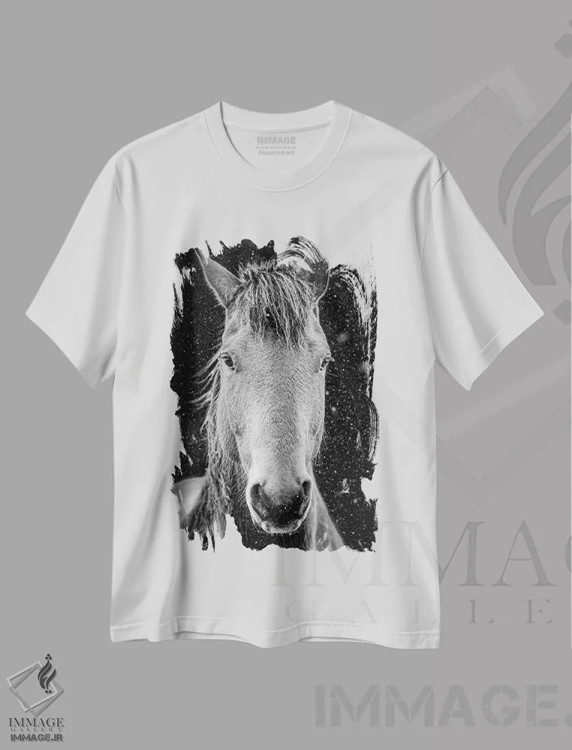 تیشرت سفید طرح دار پرترهٔ اسبچهٔ تنها، عکاسی سیاه و سفید اثر نیک ریو | immage.ir