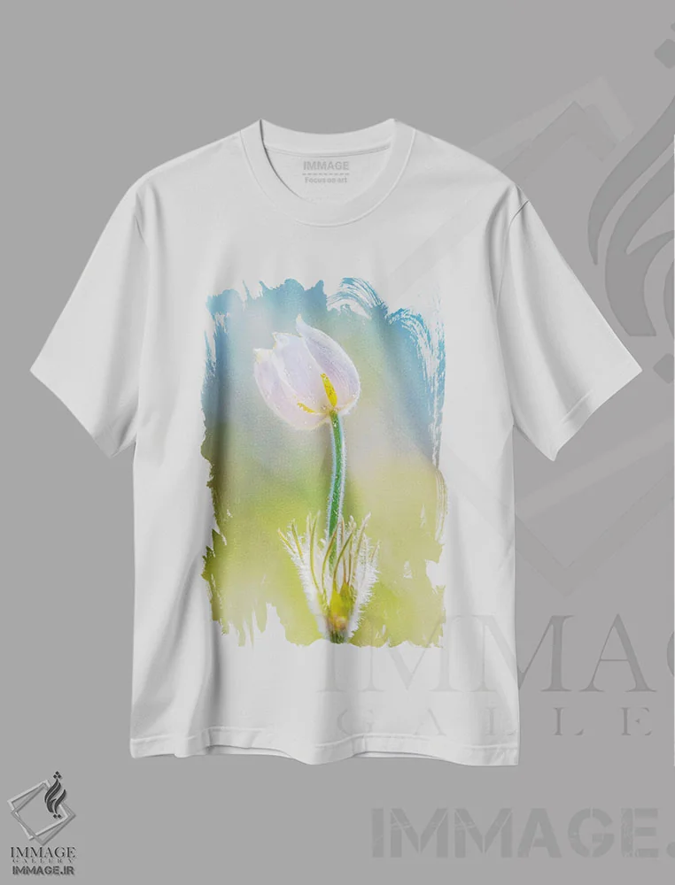 تیشرت سفید طرح دار زعفران جادویی در نور صبحگاهی، مدیوم اثر نیک ریو | فروشگاه ایماژ