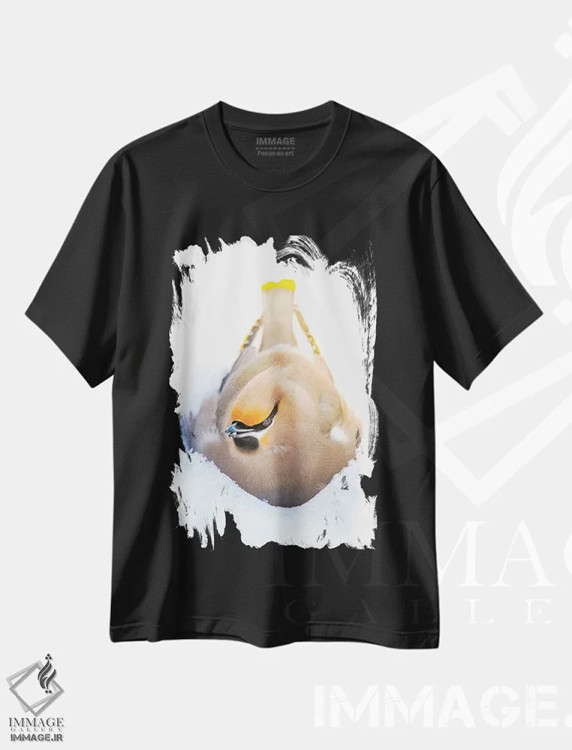 تیشرت مشکی طرح دار آشیانه ساختن در برف: پرندهٔ زیبا، مدیوم اثر نیک ریو | فروشگاه ایماژ