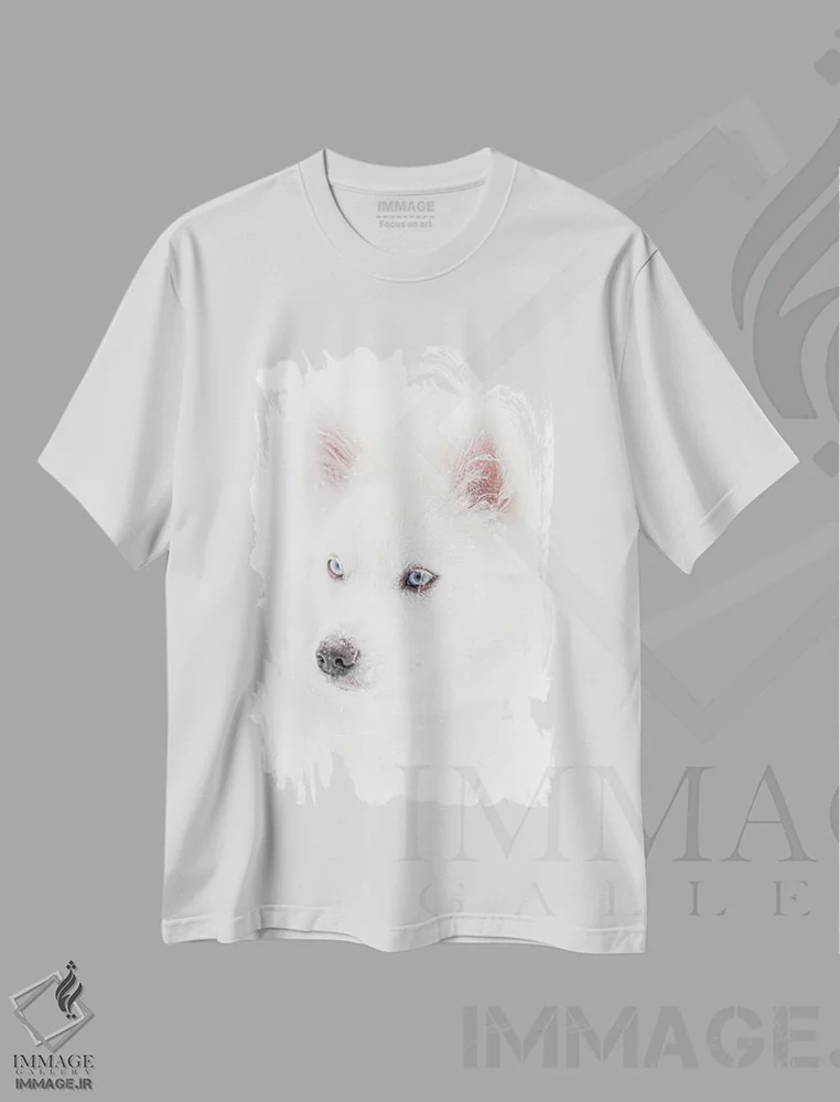 تیشرت سفید طرح دار سگ در بارش برف، عکاسی سیاه و سفید اثر نیک ریو | فروشگاه ایماژ