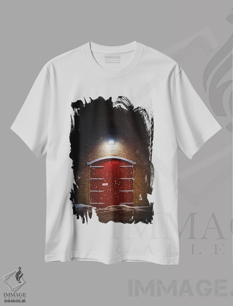 تیشرت سفید طرح دار در بزرگ انباری قرمز زیر نورافکن در شب زمستانی، مدیوم اثر نیک ریو | فروشگاه ایماژ
