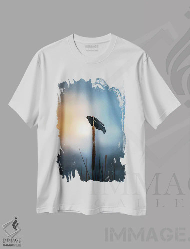 تیشرت سفید طرح دار مرغ سیاه در حال آواز خواندن هنگام غروب، مدیوم اثر نیک ریو | فروشگاه ایماژ