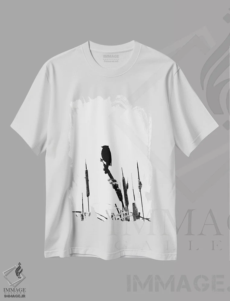تیشرت سفید طرح دار سیلوئت سیاه و سفید پرنده روی علف دم گربه ای، مدیوم اثر نیک ریو | immage.ir
