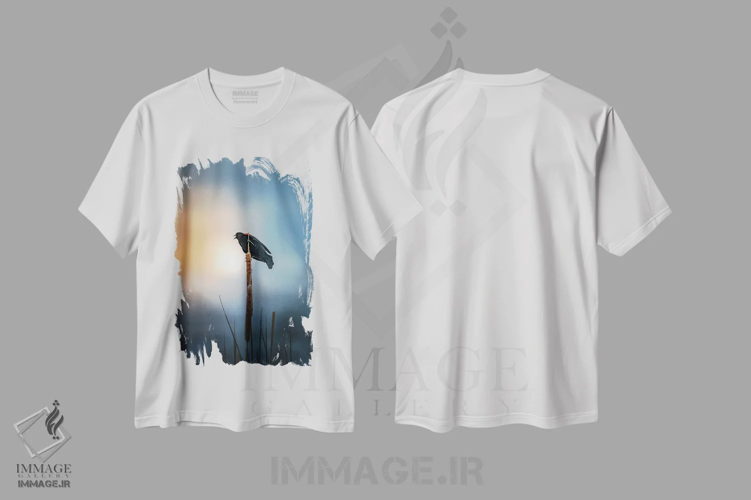 تیشرت سفید طرح دار مرغ سیاه در حال آواز خواندن هنگام غروب، مدیوم اثر نیک ریو | فروشگاه ایماژ