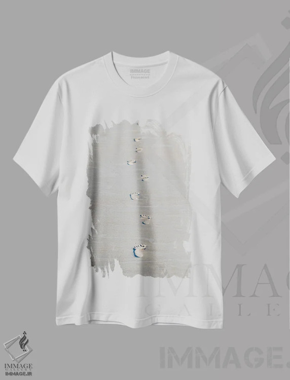 تیشرت سفید طرح دار رد پاهای نقش گرفته روی شن، مدیوم اثر نیک ریو | immage.ir
