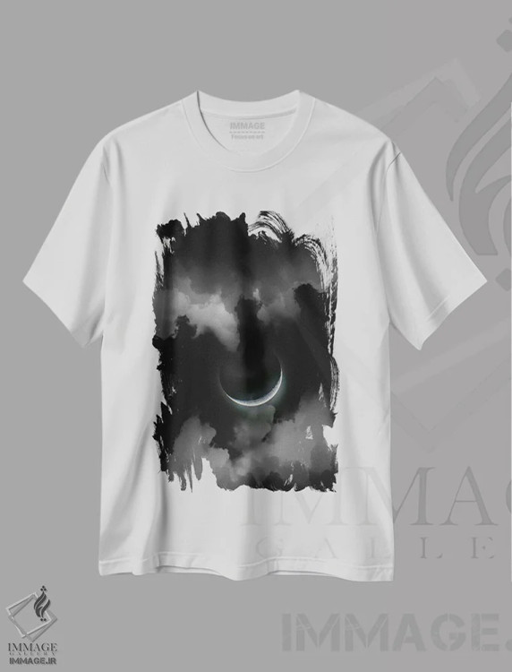 تیشرت سفید طرح دار ماه هلال در شب ستاره دار، عکاسی سیاه و سفید اثر نیک ریو | فروشگاه ایماژ