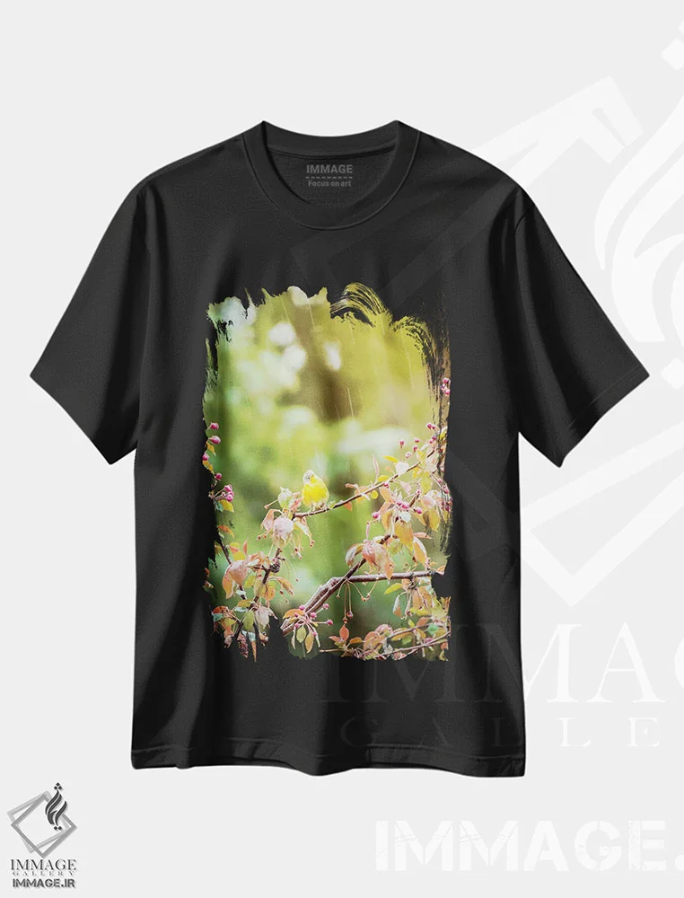 تیشرت مشکی طرح دار پرنده زرد خیس زیر باران، مدیوم اثر نیک ریو | فروشگاه ایماژ