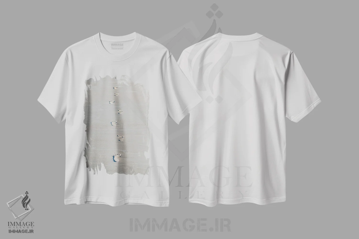 تیشرت سفید طرح دار رد پاهای نقش گرفته روی شن، مدیوم اثر نیک ریو | immage.ir