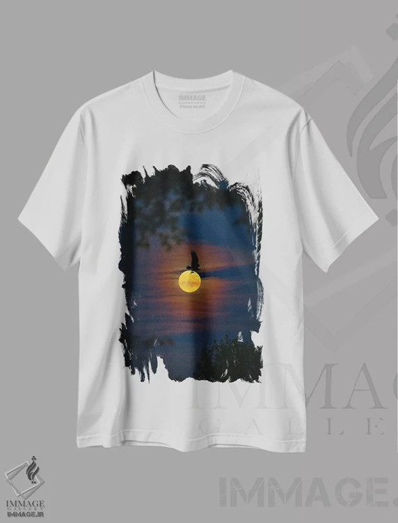 تیشرت سفید طرح دار سیلوئت ماهی خور بر فراز ماه، مدیوم اثر نیک ریو | فروشگاه ایماژ