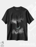 تیشرت مشکی طرح دار ماه هلال در شب ستاره دار، عکاسی سیاه و سفید اثر نیک ریو | immage.ir