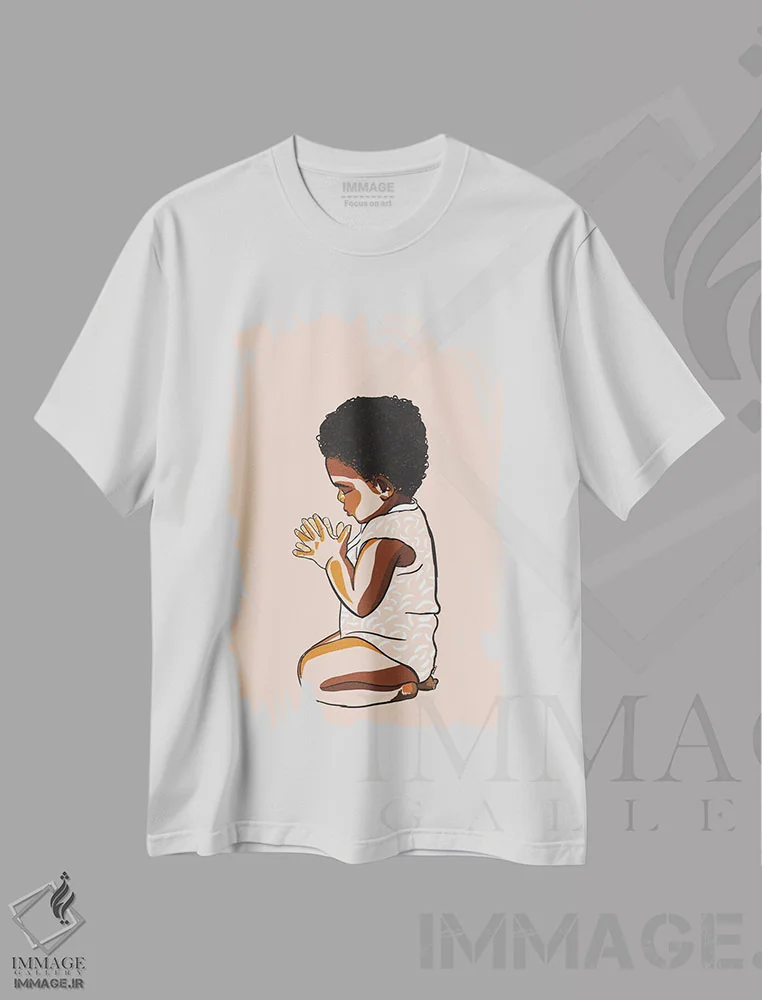 تیشرت سفید طرح دار آموختن دعا به نوزادان، هنر آمریکایی آفریقایی تبار اثر نوئل آر ایکس | فروشگاه ایماژ