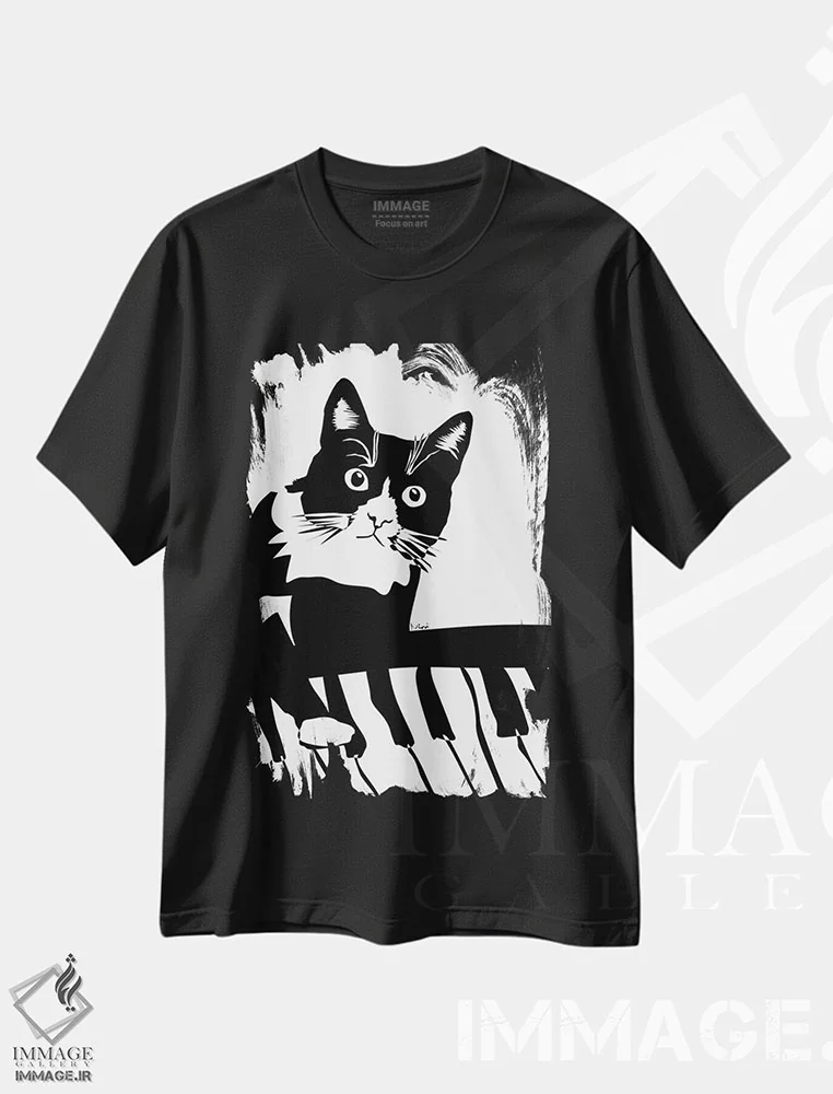 تیشرت مشکی طرح دار گربهٔ پیانوزن، هنر تزئینی سیاه و سفید اثر نیسه کرونا | immage.ir