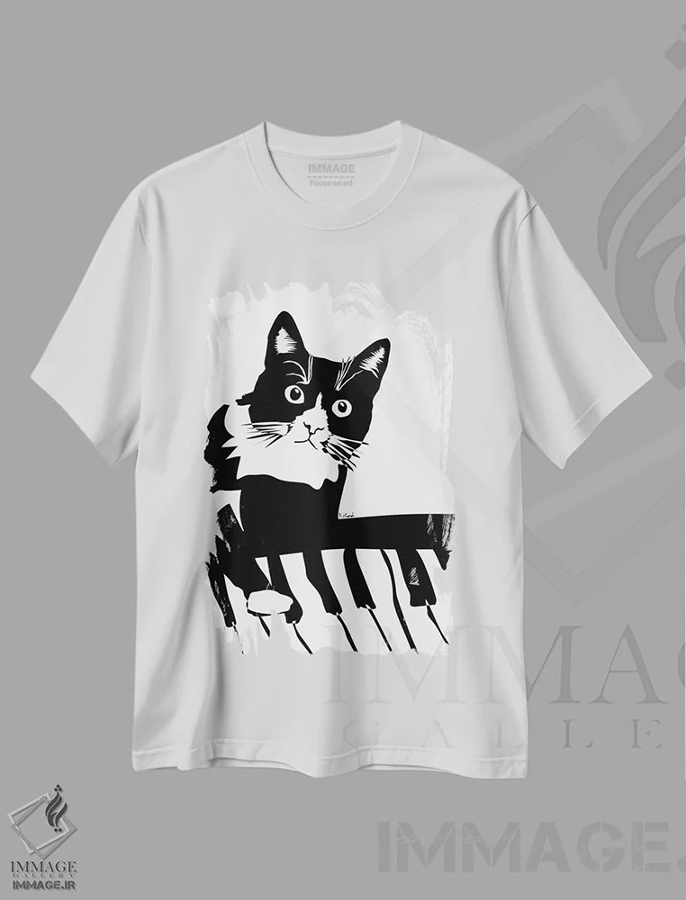 تیشرت سفید طرح دار گربهٔ پیانوزن، هنر تزئینی سیاه و سفید اثر نیسه کرونا | فروشگاه ایماژ