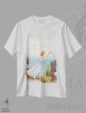 تیشرت سفید طرح دار قدم زدن در ساحل، دکور ساحلی اثر سلمی نصرالدین | فروشگاه ایماژ