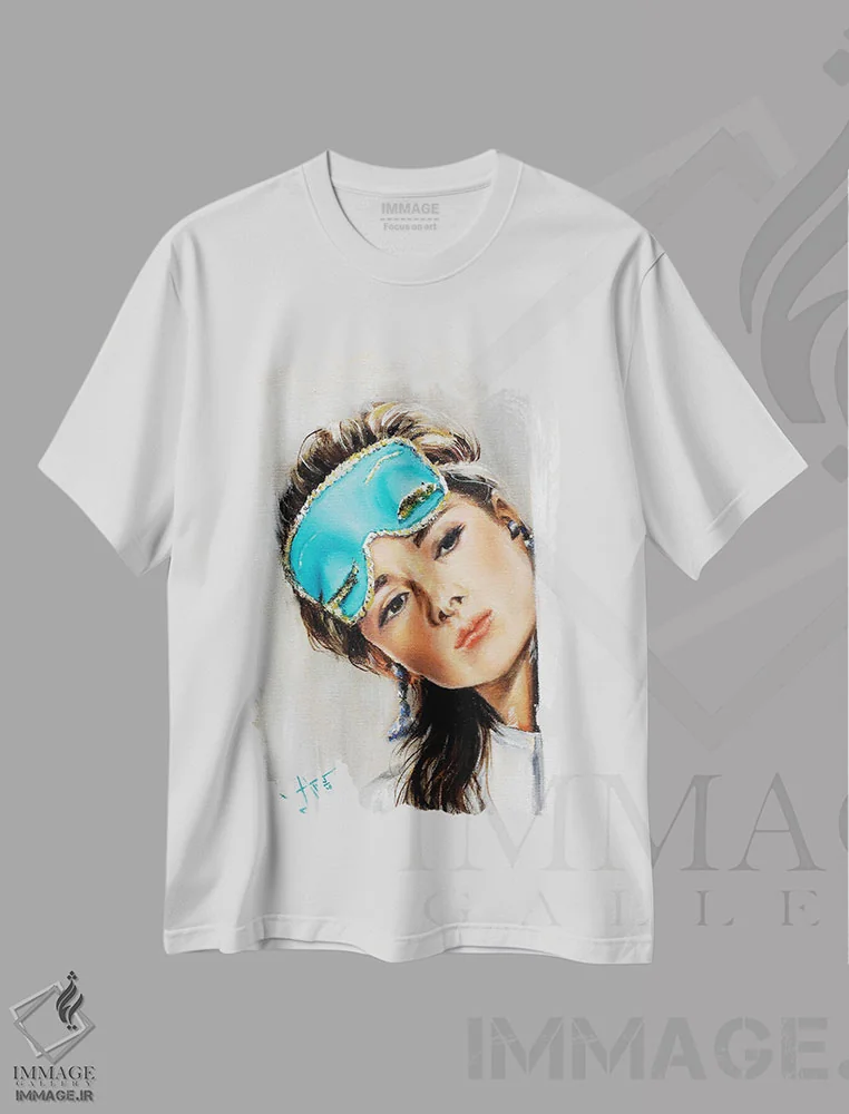تیشرت سفید طرح دار ماسک آبی، هنر فاخر معاصر اثر سلمی نصرالدین | immage.ir