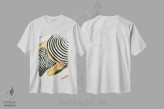 تیشرت سفید طرح دار جای آفتاب سوختگی / خط های راه راه روی پوست، دکور ساحلی اثر سلمی نصرالدین | immage.ir