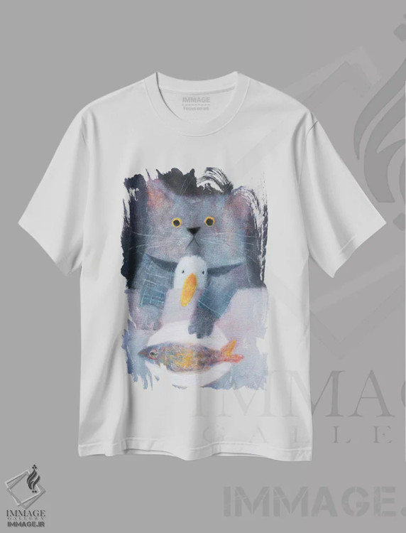 تیشرت سفید طرح دار گربه و اردک سر میز شام، دکور معاصر اثر ناتالیا شالوشویلی | immage.ir