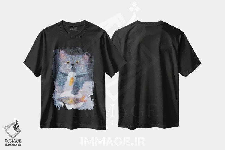 تیشرت مشکی طرح دار گربه و اردک سر میز شام، دکور معاصر اثر ناتالیا شالوشویلی | فروشگاه ایماژ