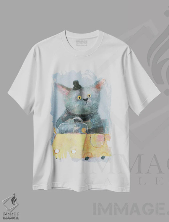 تیشرت سفید طرح دار گربه در ماشین زرد، دکور معاصر اثر ناتالیا شالوشویلی | فروشگاه ایماژ