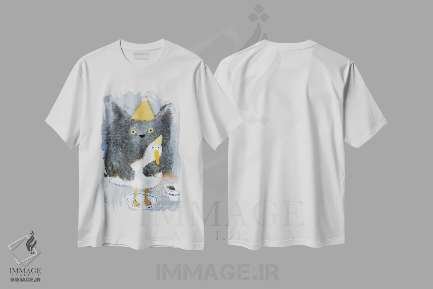 تیشرت سفید طرح دار گربه و اردک روی بشقاب، دکور معاصر اثر ناتالیا شالوشویلی | فروشگاه ایماژ