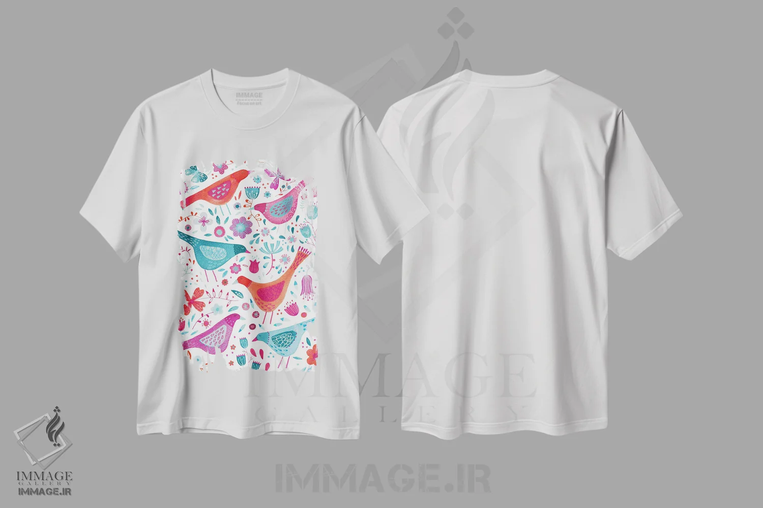 تیشرت سفید طرح دار پرندگان در باغ آبی مایل به سبز، هنر دیجیتال اثر نیک اسکویرل | immage.ir