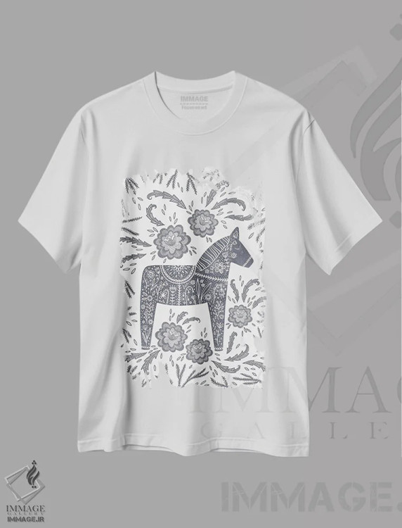 تیشرت سفید طرح دار اسب دالا خاکستری سوئدی، تزئینی اثر نیک اسکویرل | immage.ir