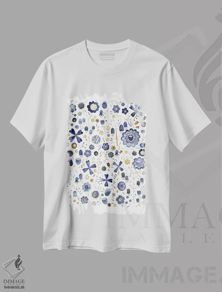 تیشرت سفید طرح دار ترکیب گل های نیلی، تزئینی اثر نیک اسکویرل | فروشگاه ایماژ