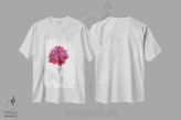 تیشرت سفید طرح دار رز قرمز، دکور معاصر اثر ناتالی مک | immage.ir