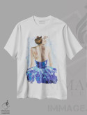 تیشرت سفید طرح دار زن با لباس آبی، مدیوم اثر ناتالی مک | فروشگاه ایماژ