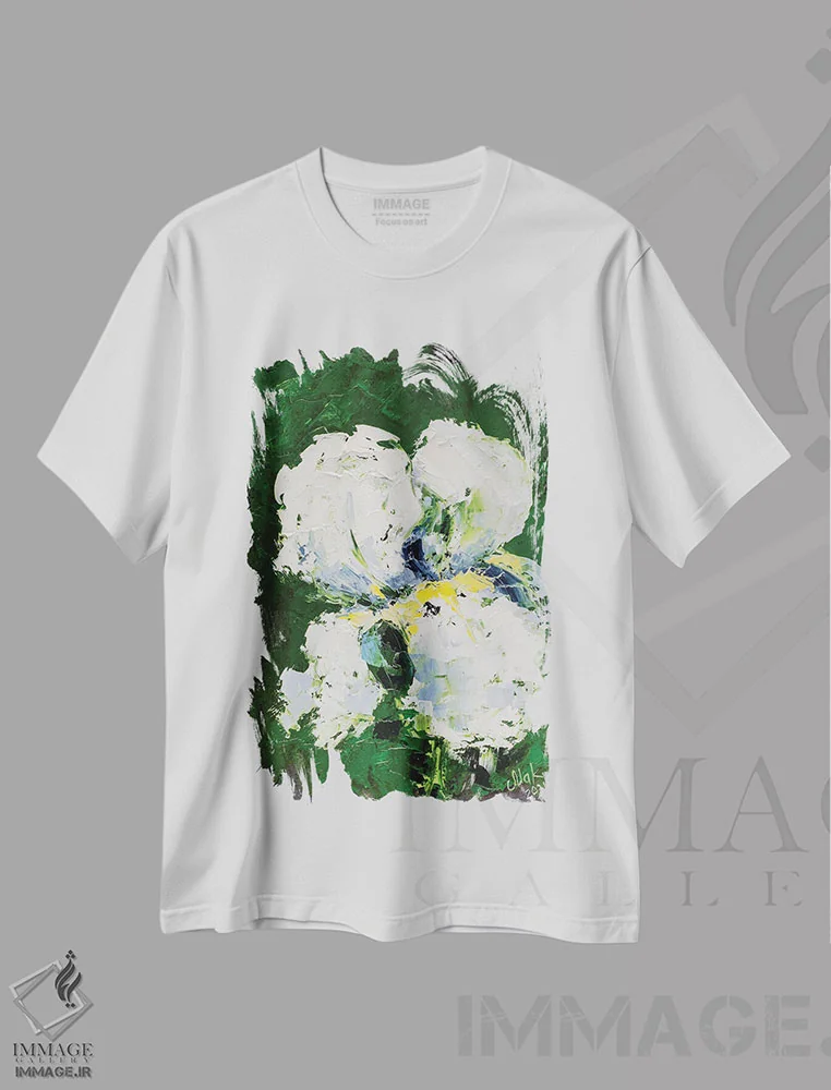 تیشرت سفید طرح دار زنبق سفید، دکور معاصر اثر ناتالی مک | فروشگاه ایماژ