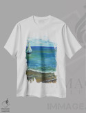 تیشرت سفید طرح دار منظره ساحلی با قایق بادی، دکور ساحلی اثر ناتالی مک | فروشگاه ایماژ