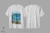 تیشرت سفید طرح دار منظره ساحلی با قایق بادی، دکور ساحلی اثر ناتالی مک | فروشگاه ایماژ