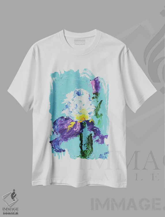 تیشرت سفید طرح دار زنبق بنفش، دکور معاصر اثر ناتالی مک | فروشگاه ایماژ